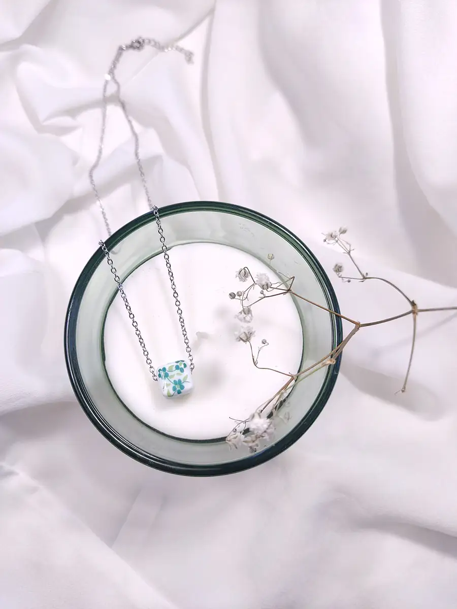 Αλυσίδα ασημί ατσάλινη με κύβο με πράσινα λουλούδια