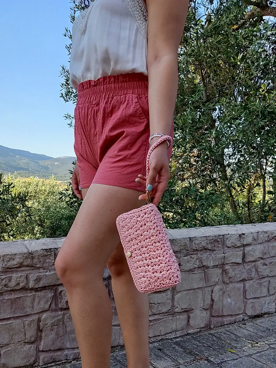 Χειροποίητο Πλεκτό Πορτοφόλι με Φερμουάρ και Λουράκι σε Ροζ Απόχρωση | CHRISARTI