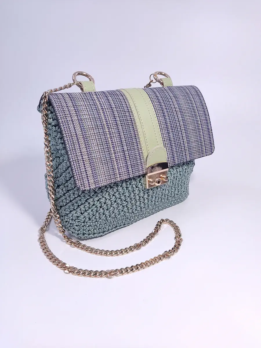 Πλεκτή Τσάντα Ώμου σε Βεραμάν Χρώμα με Χρυσή Αλυσίδα και Δίχρωμο Καπάκι από Δερματίνη | CHRISARTI