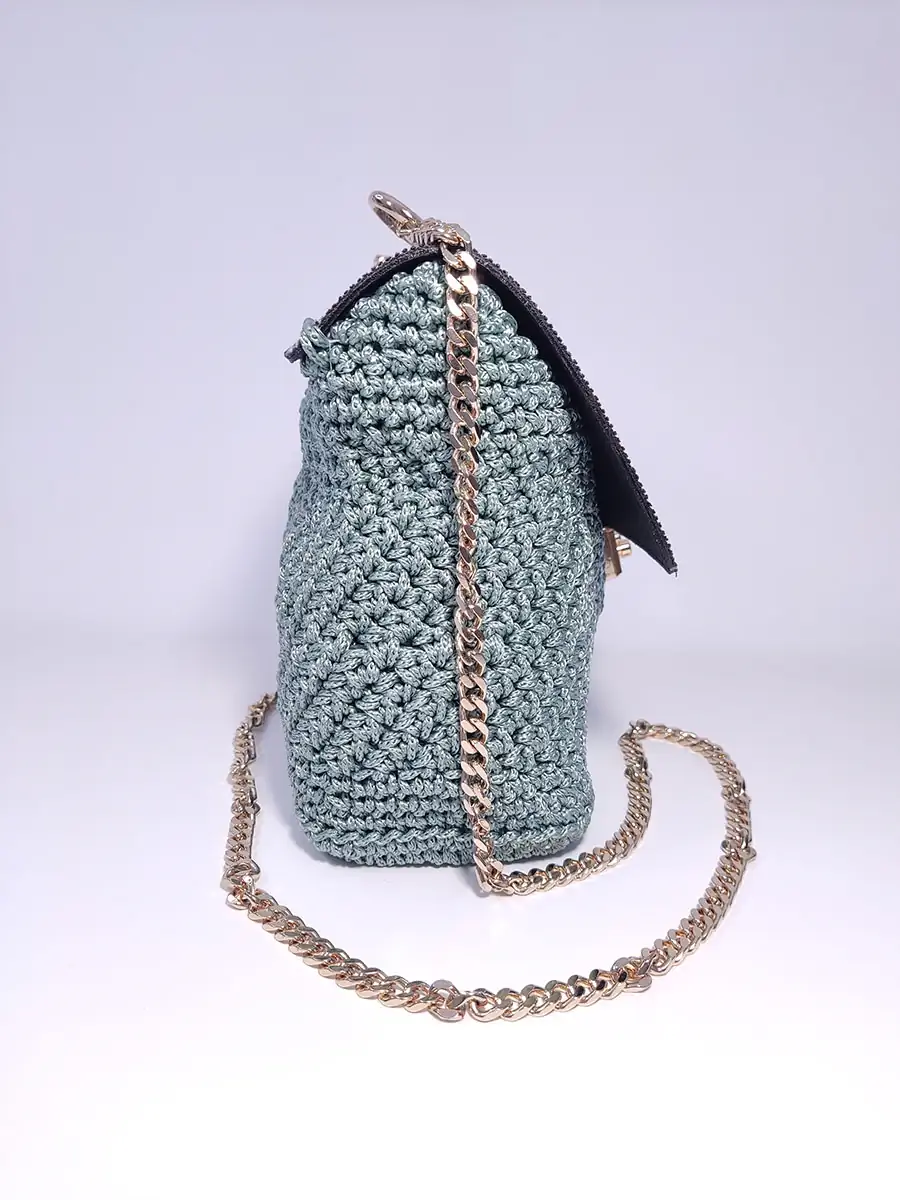 Πλεκτή Τσάντα Ώμου σε Βεραμάν Χρώμα με Χρυσή Αλυσίδα και Δίχρωμο Καπάκι από Δερματίνη | CHRISARTI