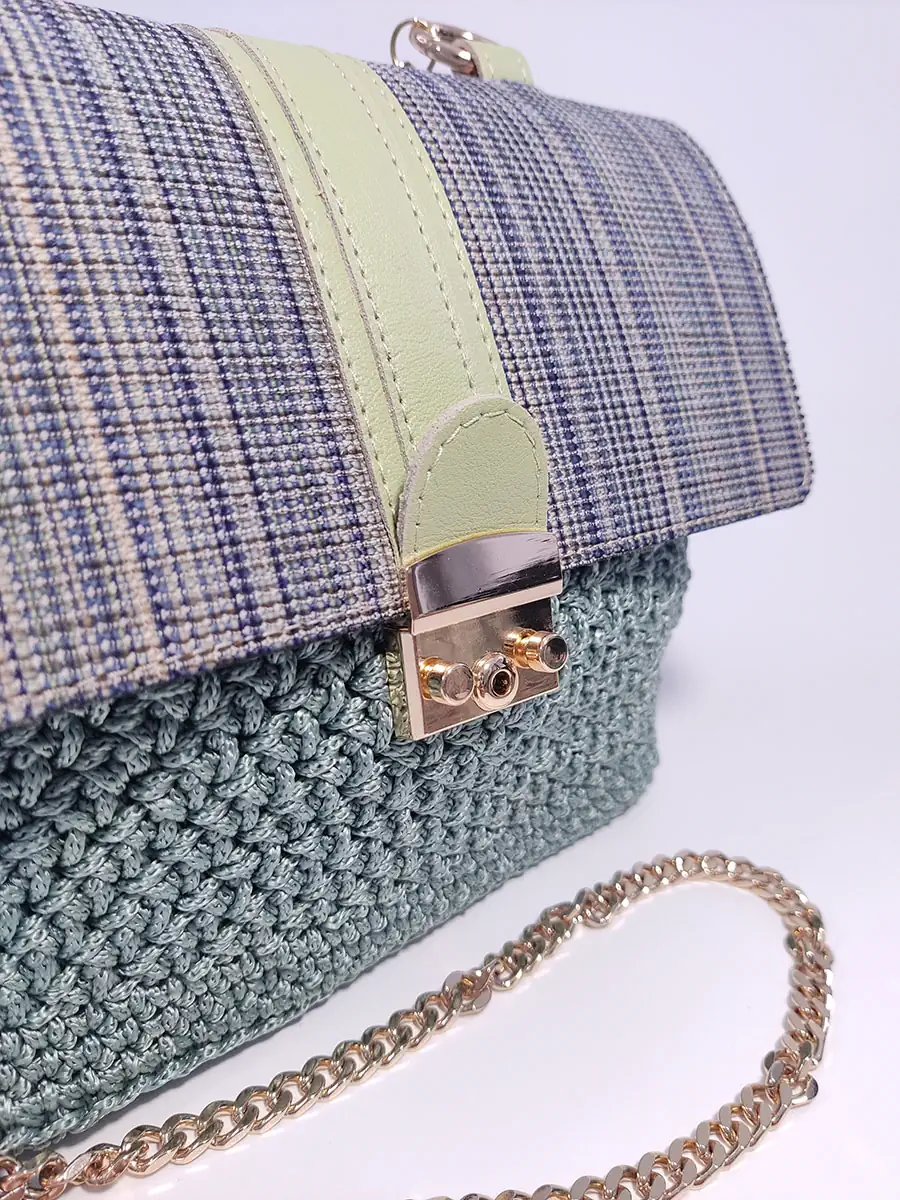 Πλεκτή Τσάντα Ώμου σε Βεραμάν Χρώμα με Χρυσή Αλυσίδα και Δίχρωμο Καπάκι από Δερματίνη | CHRISARTI