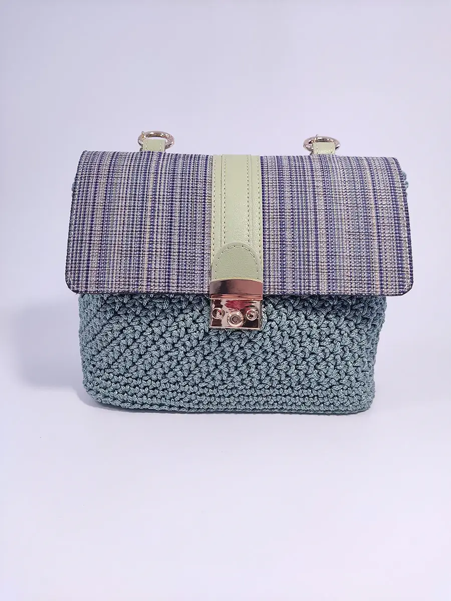 Πλεκτή Τσάντα Ώμου σε Βεραμάν Χρώμα με Χρυσή Αλυσίδα και Δίχρωμο Καπάκι από Δερματίνη | CHRISARTI