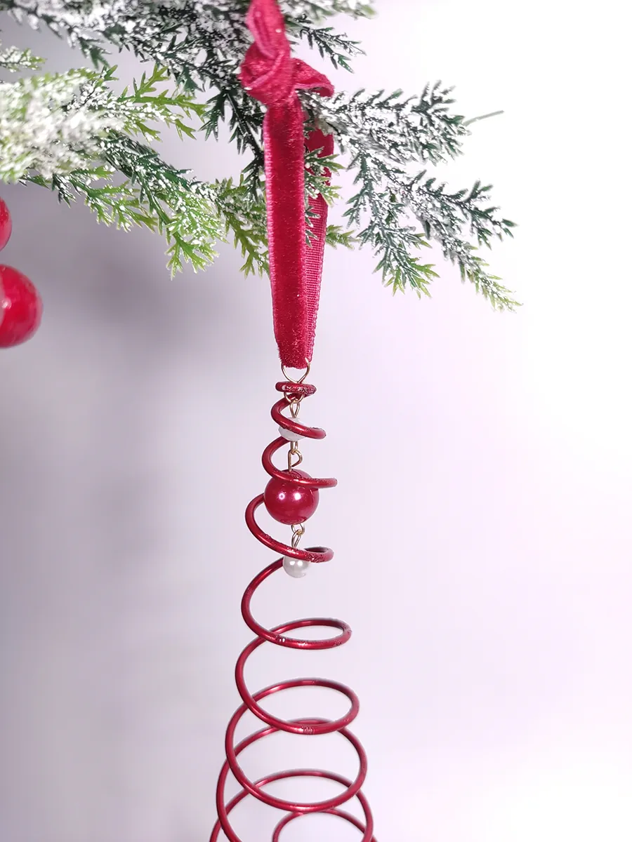 Στολίδι χειροποίητο στριφογυριστό δεντράκι κόκκινο