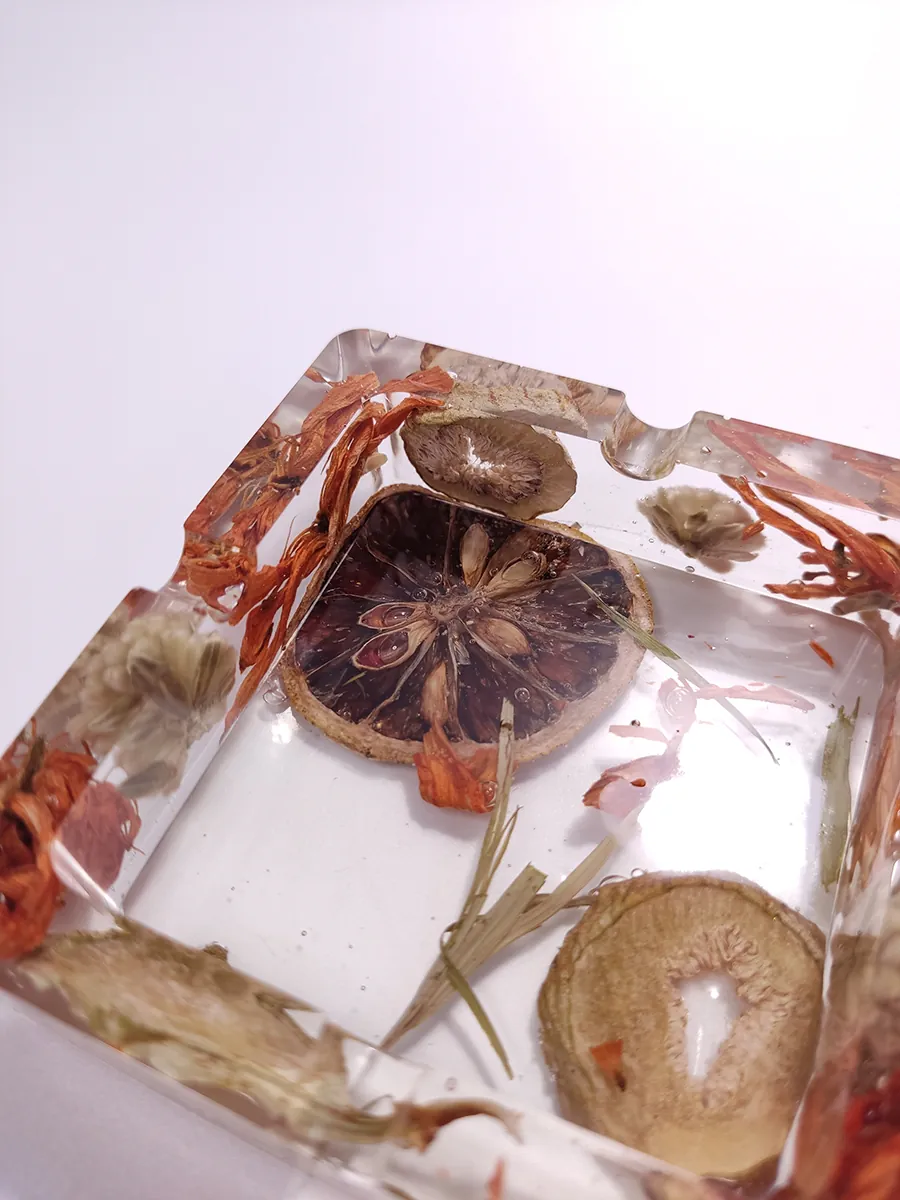 Τασάκι τετράγωνο με αποξηραμένα φρούτα