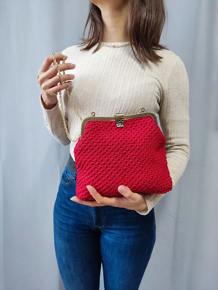 Χειροποίητη Πλεκτή Κόκκινη Τσάντα με Vintage Κούμπωμα και Χρυσή Αλυσίδα | CHRISARTI