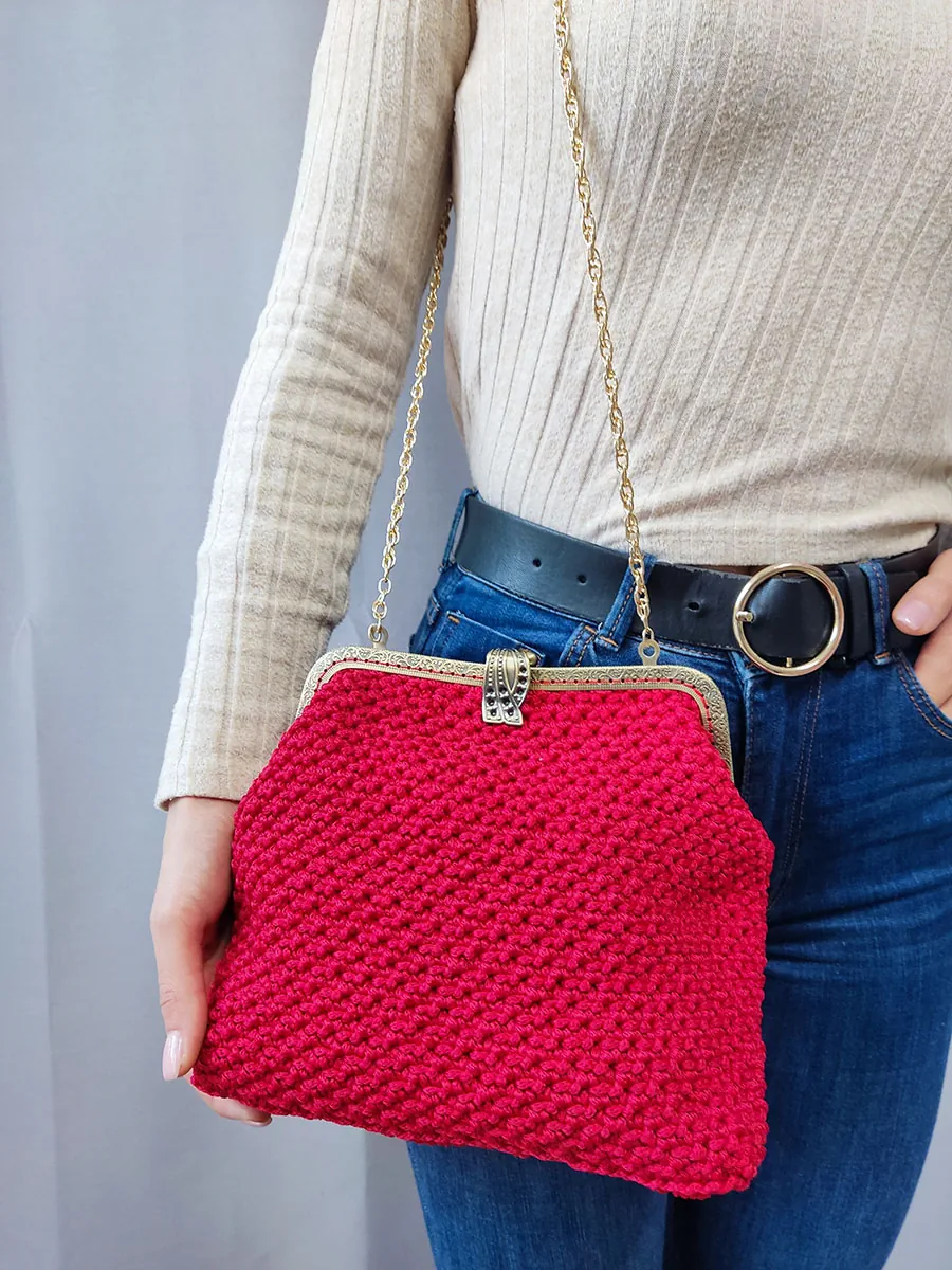 Χειροποίητη Πλεκτή Κόκκινη Τσάντα με Vintage Κούμπωμα και Χρυσή Αλυσίδα | CHRISARTI