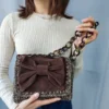 BAG-0031 (2) Χειροποίητη Πλεκτή Τσάντα σε Σκούρο Καφέ με Σουέτ Καπάκι και Φιόγκο | CHRISARTI