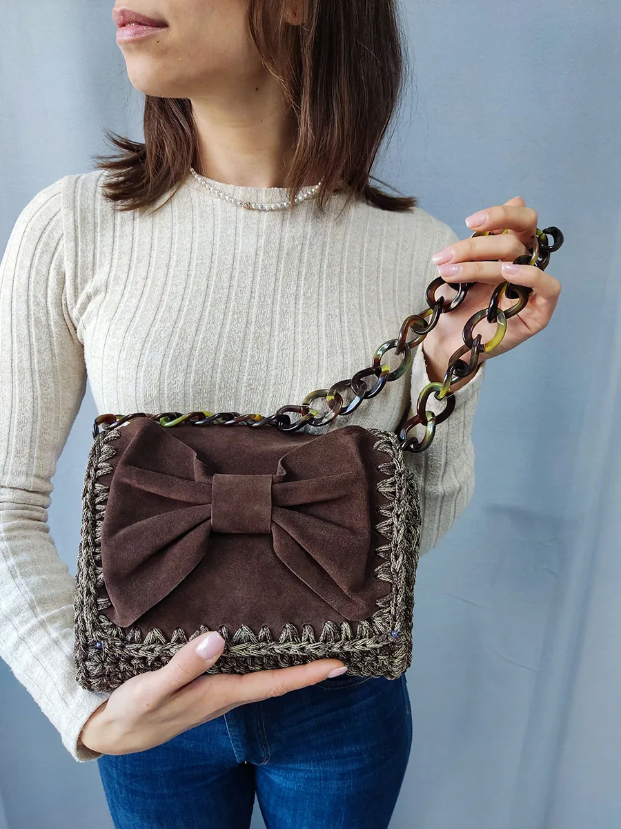 BAG-0031 (2) Χειροποίητη Πλεκτή Τσάντα σε Σκούρο Καφέ με Σουέτ Καπάκι και Φιόγκο | CHRISARTI