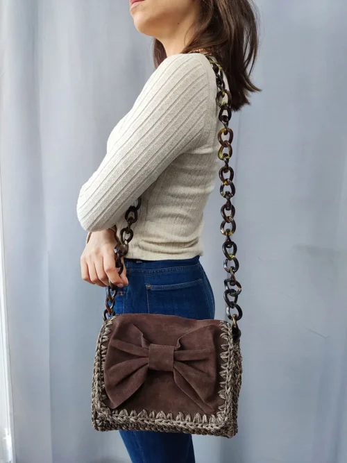 BAG-0031 (3) Χειροποίητη Πλεκτή Τσάντα σε Σκούρο Καφέ με Σουέτ Καπάκι και Φιόγκο | CHRISARTI