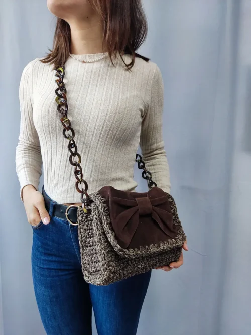 BAG-0031 (4) Χειροποίητη Πλεκτή Τσάντα σε Σκούρο Καφέ με Σουέτ Καπάκι και Φιόγκο | CHRISARTI