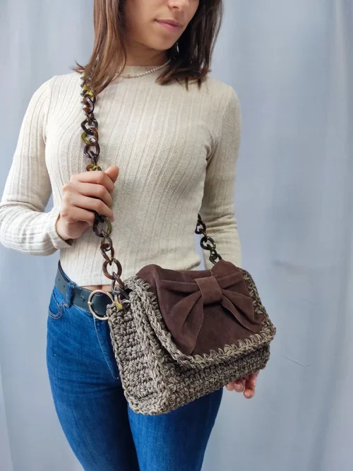 BAG-0031 (5) Χειροποίητη Πλεκτή Τσάντα σε Σκούρο Καφέ με Σουέτ Καπάκι και Φιόγκο | CHRISARTI