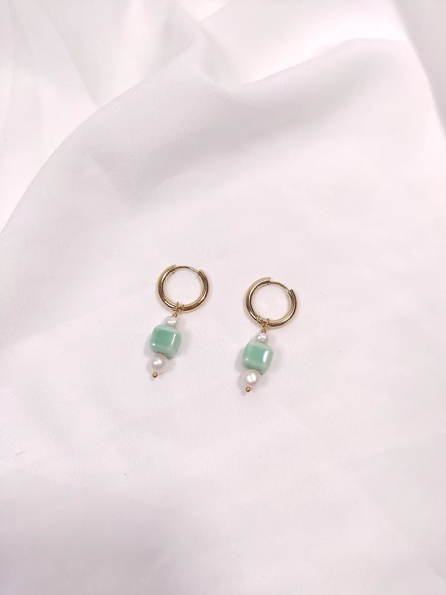 Σκουλαρίκια ατσάλινα κρίκοι χρυσοί με πράσινη τετράγωνη χάντρα & λευκά μαργαριτάρια