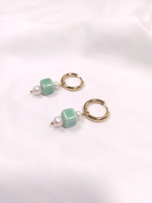 Σκουλαρίκια ατσάλινα κρίκοι χρυσοί με πράσινη τετράγωνη χάντρα & λευκά μαργαριτάρια