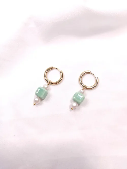 Σκουλαρίκια ατσάλινα κρίκοι χρυσοί με πράσινη τετράγωνη χάντρα & λευκά μαργαριτάρια