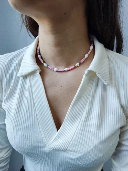 NECKLACE-0020 (2) Κολιέ τσόκερ με ροζ νεφρίτη & λευκά κοχύλια