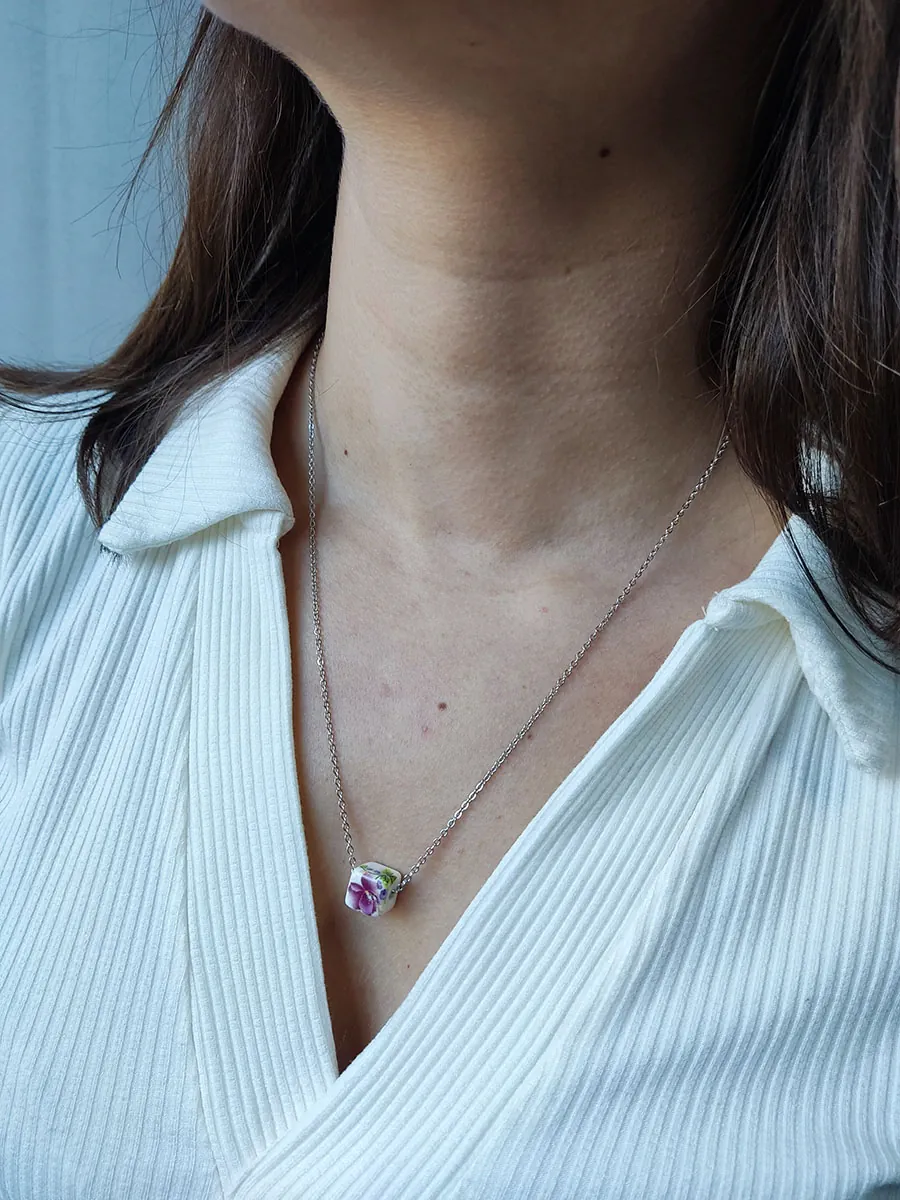 Αλυσίδα ασημί ατσάλινη με κύβο με μοβ λουλούδια