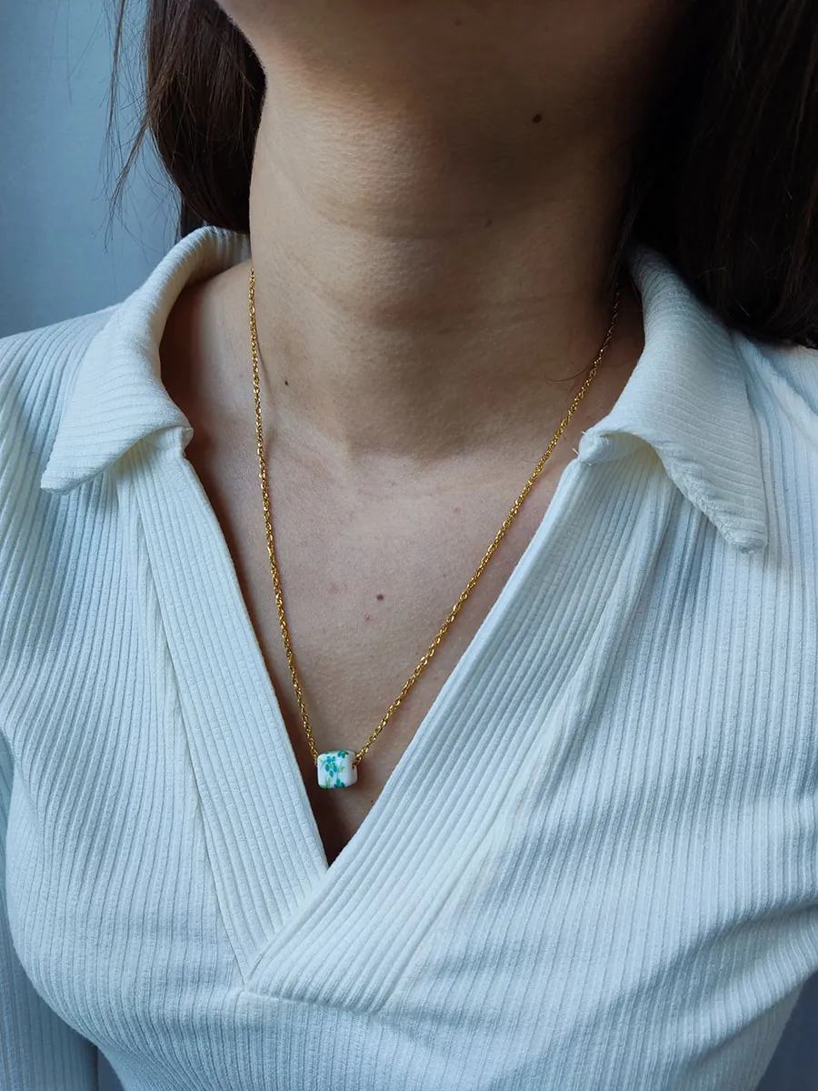 Αλυσίδα χρυσή ατσάλινη με κύβο με πράσινα λουλούδια