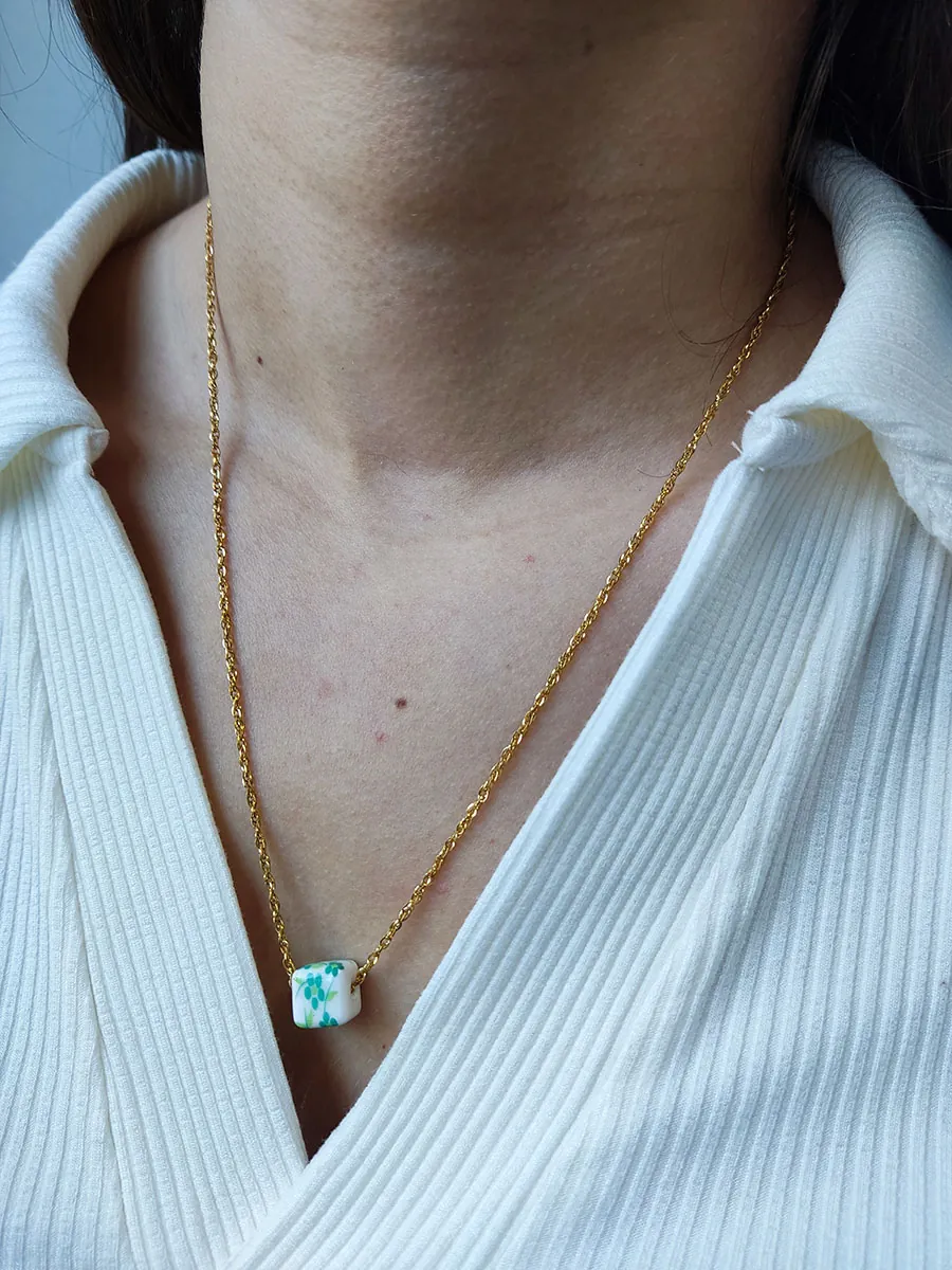 Αλυσίδα χρυσή ατσάλινη με κύβο με πράσινα λουλούδια