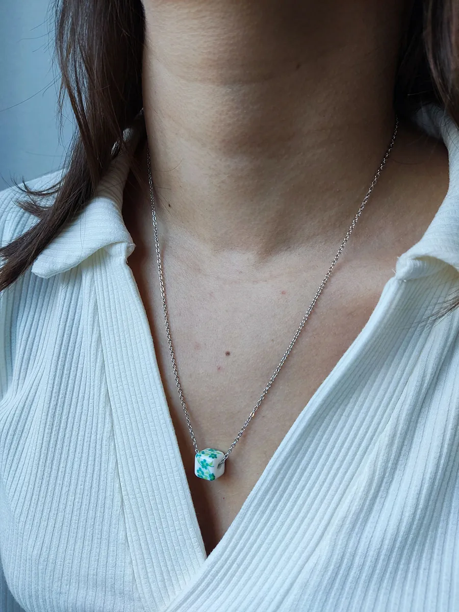 Αλυσίδα ασημί ατσάλινη με κύβο με πράσινα λουλούδια