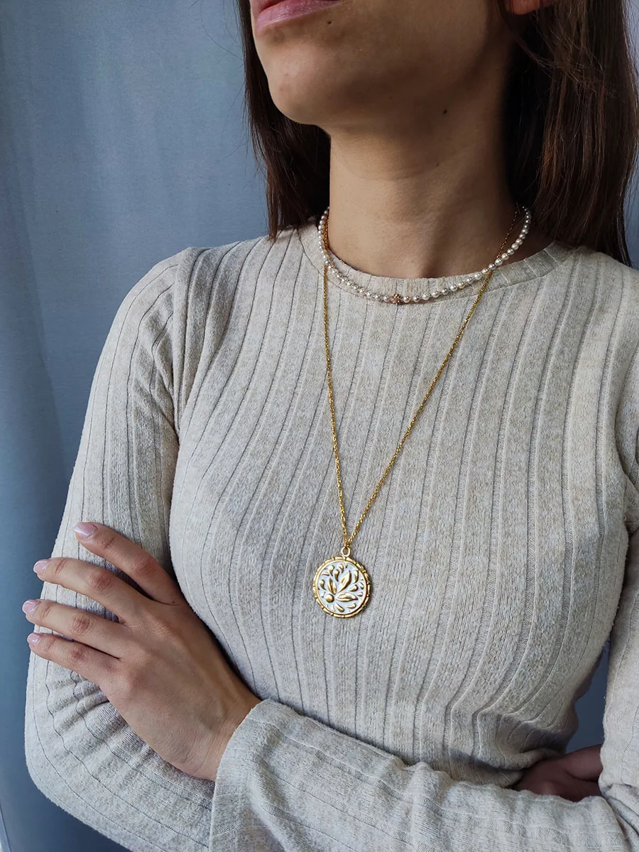 Αλυσίδα ατσάλινη χρυσή με στρογγυλό στοιχείο με σκαλιστά σχέδια