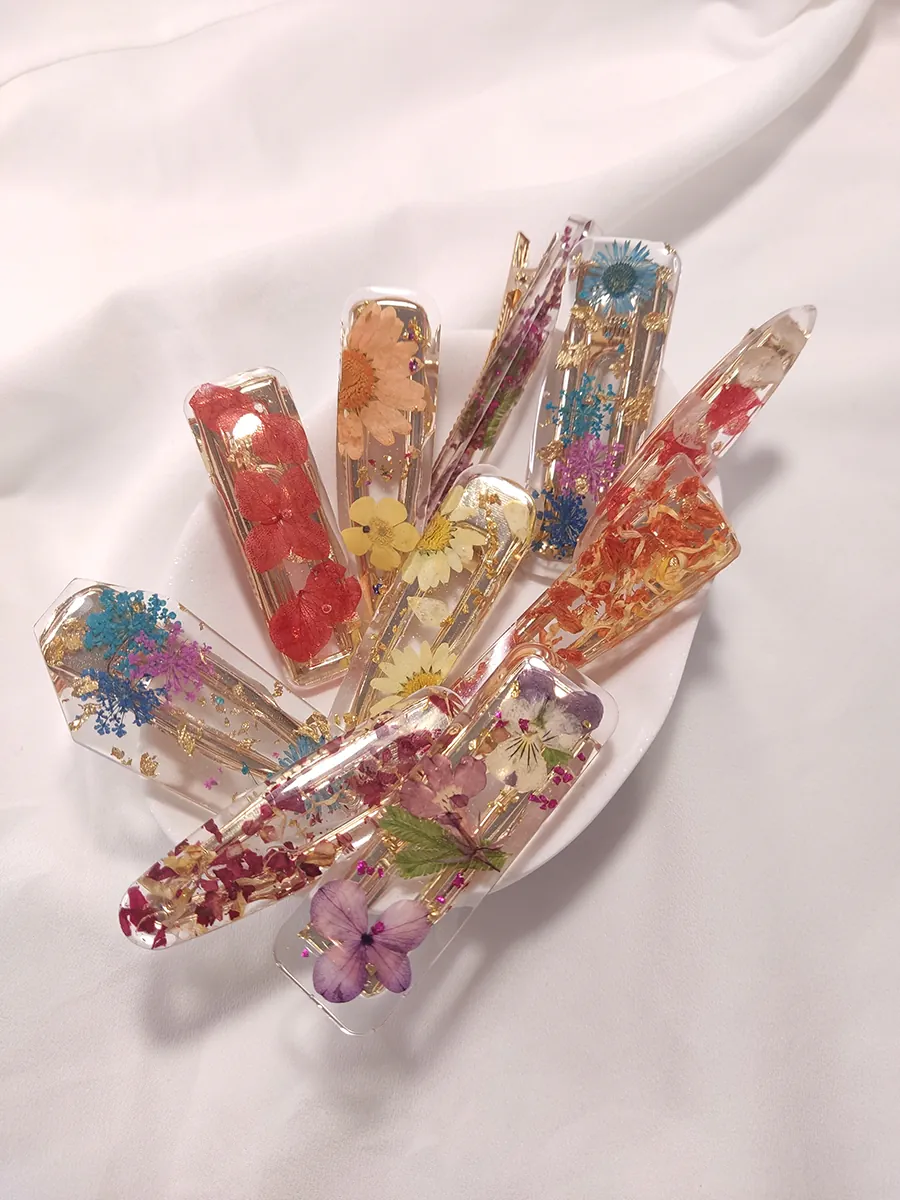 25 Χειροποίητο Μπρελόκ από Υγρό Γυαλί σε Μοβ Απόχρωση με Φύλλα Χρυσού – Μονόγραμμα | CHRISARTI