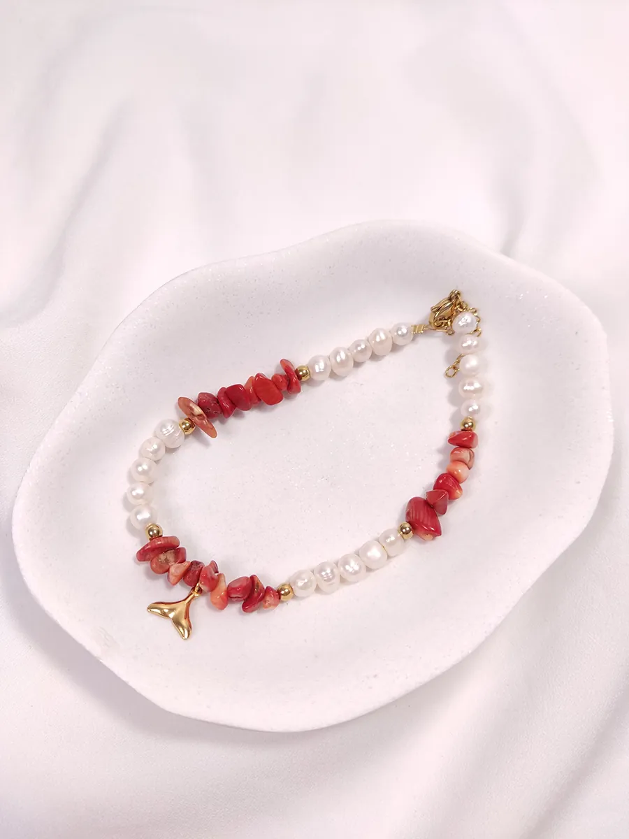 Βραχιόλι ποδιού με μαργαριτάρια κοράλλι & ατσάλινη χρυσή ουρά
