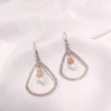 Σκουλαρίκια με μεταλλικό δάκρυ λευκό μαργαριτάρι & ροζ αχάτη