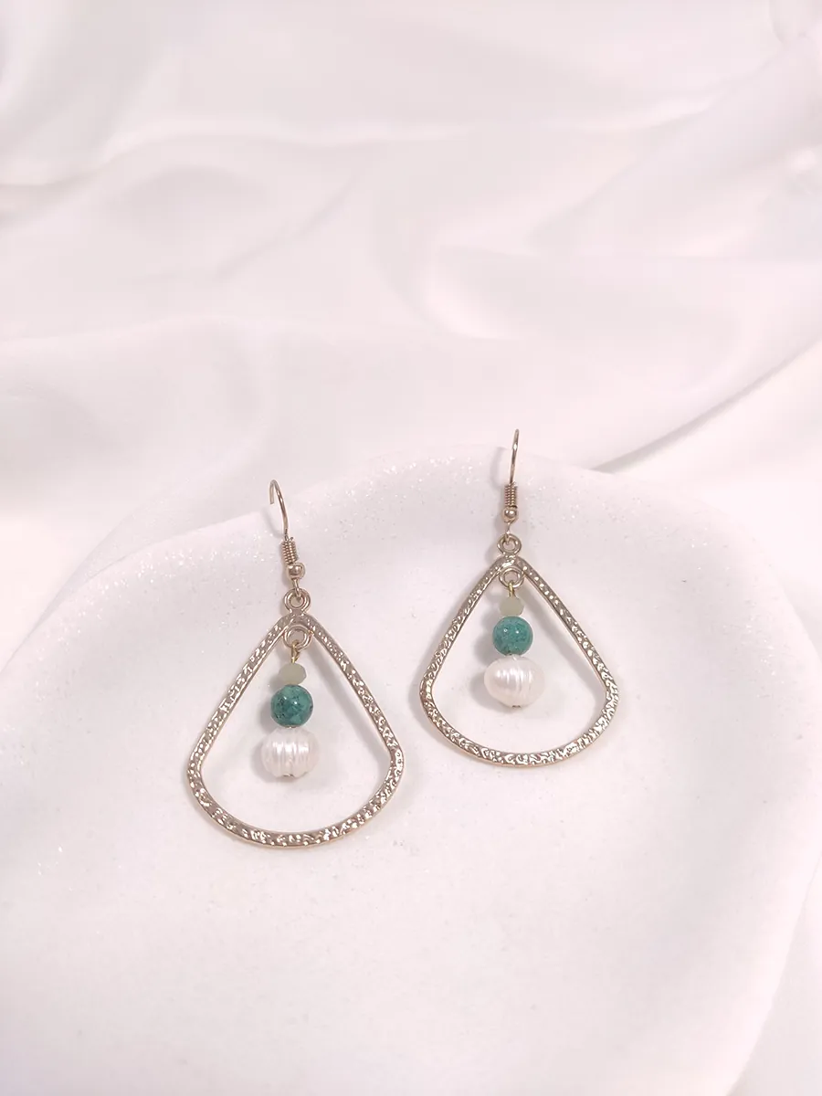 EARRING-0032 Σκουλαρίκια με μεταλλικό δάκρυ λευκό μαργαριτάρι & πράσινο απολίθωμα