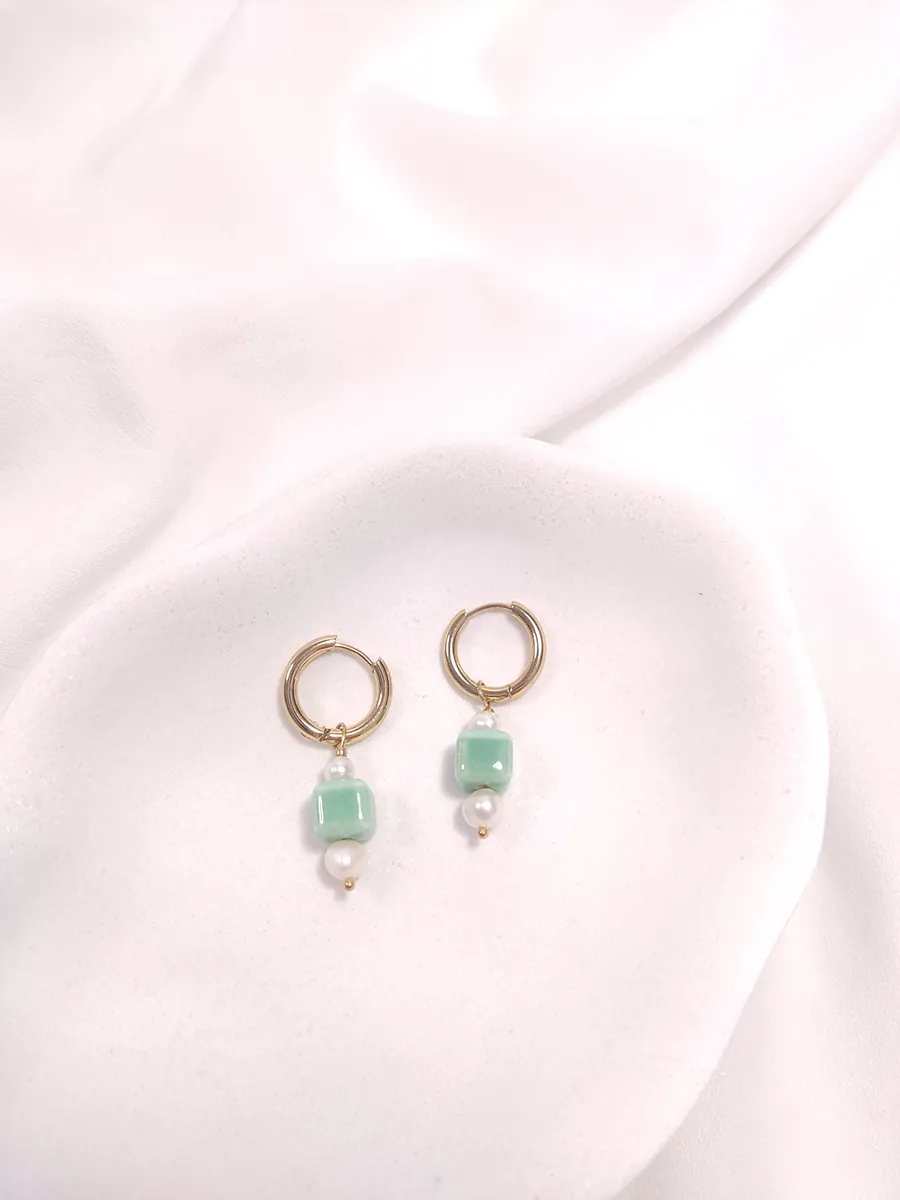 EARRING-0081 Σκουλαρίκια ατσάλινα κρίκοι χρυσοί με πράσινη τετράγωνη χάντρα & λευκά μαργαριτάρια