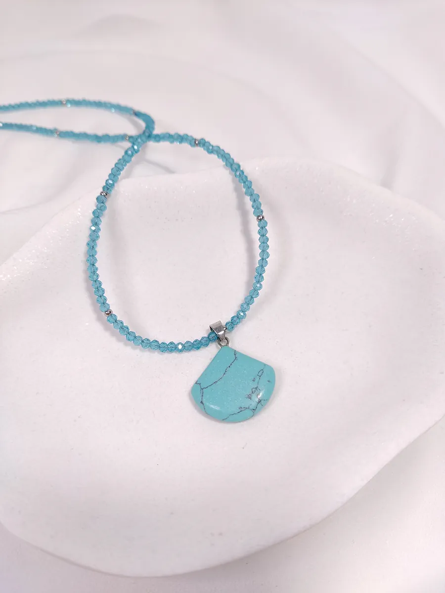 Κολιέ με τιρκουάζ κρύσταλλα & κρεμαστό στοιχείο χαολίτη