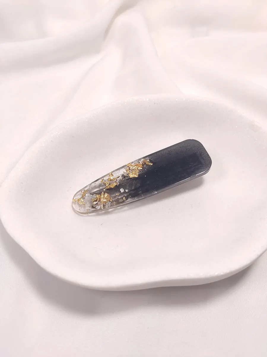 Κλιπ μαλλιών σε μαύρο χρώμα με χρυσές λεπτομέρειες