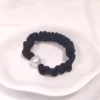 Scrunchie μαύρο γυαλιστερό με πέρλα Small