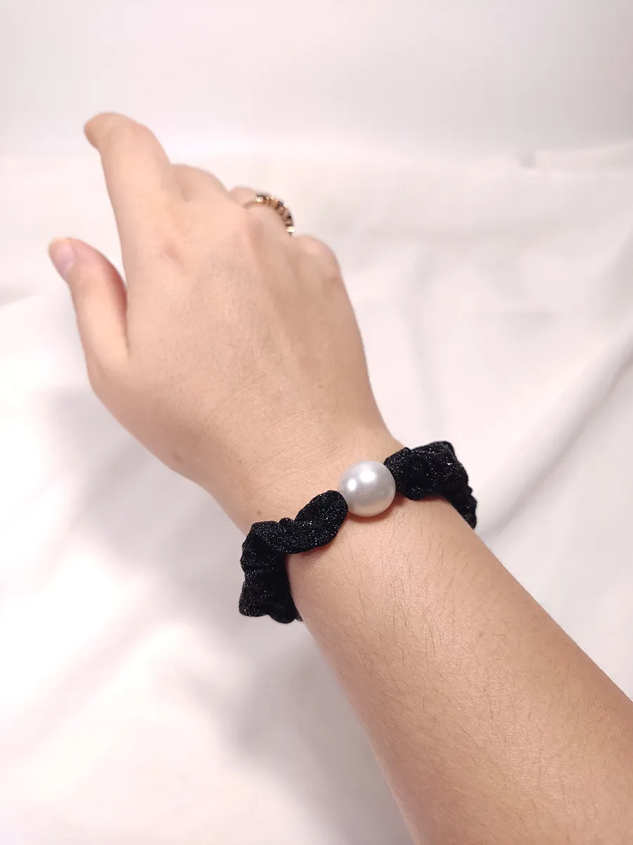 Scrunchie μαύρο γυαλιστερό με πέρλα Small