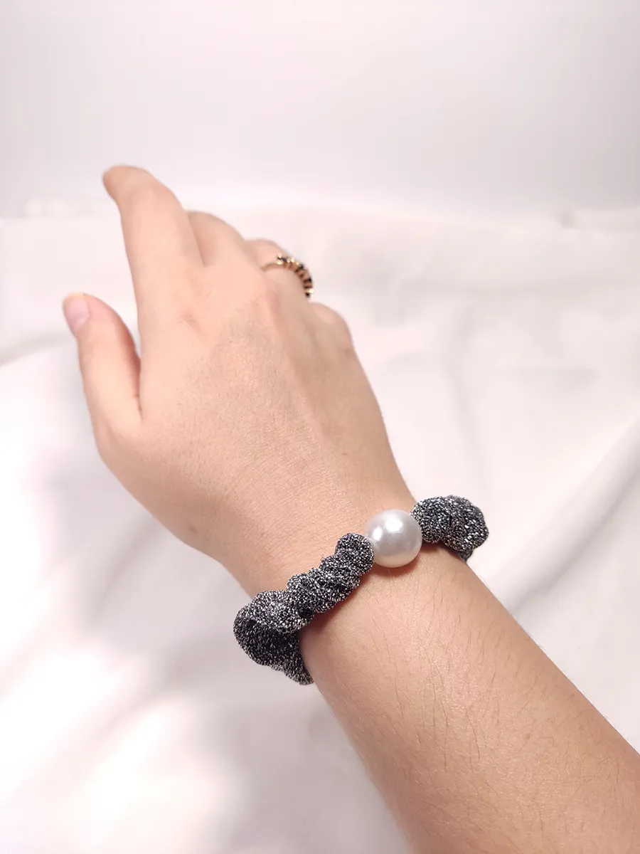 Scrunchie ασημί γυαλιστερό με πέρλα Small