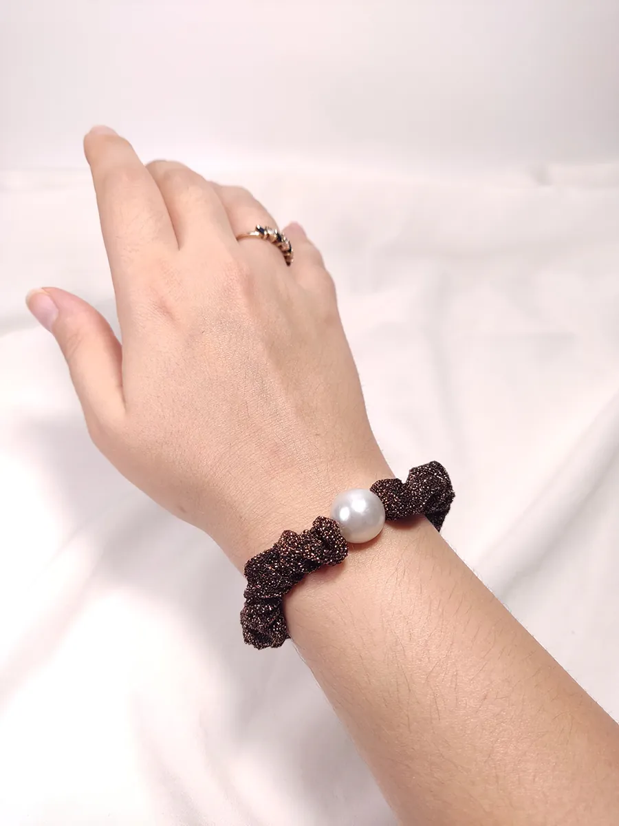 SCRUNCHIES-0003 (1) Scrunchie μπρονζέ γυαλιστερό με πέρλα Small