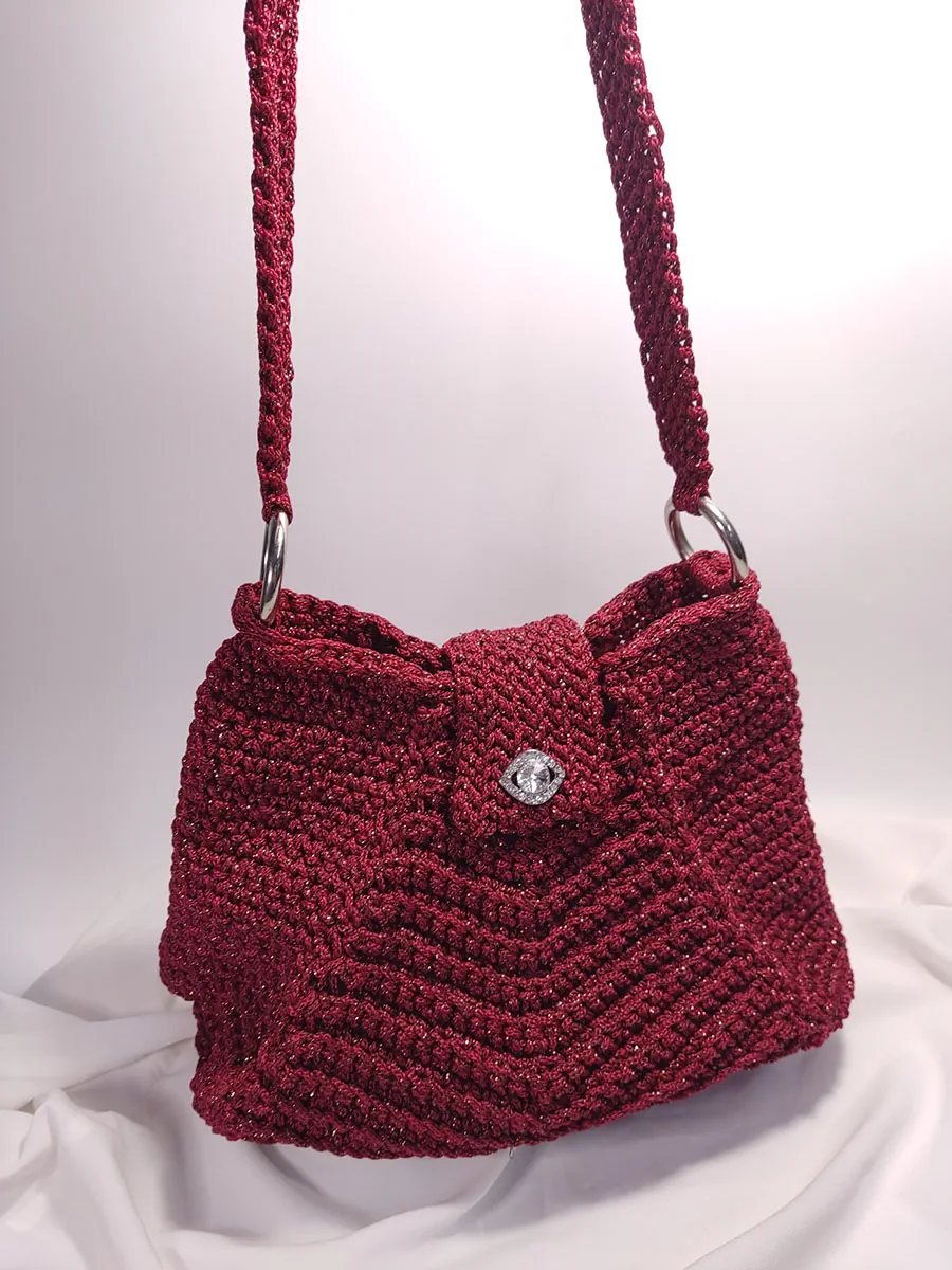 BAG-0043 Χειροποίητη Πλεκτή Τσάντα από Μπορντό Μεταλλόνημα με Χρυσές Λεπτομέρειες και Διακοσμητικό Κρύσταλλο | CHRISARTI