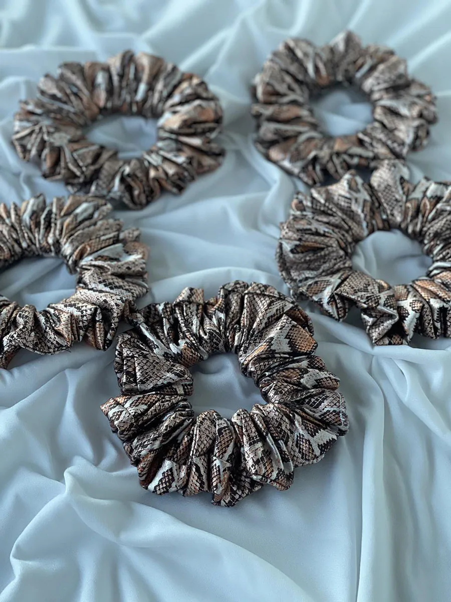 Scrunchie Λάστιχο μαλλιών δερματίνης snake print καφέ Large