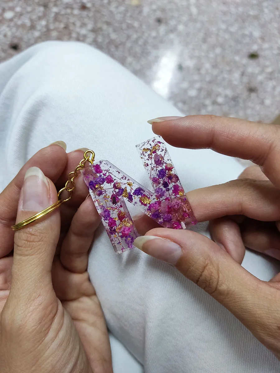 Μπρελόκ με λουλούδια από ροζ & μοβ γυψοφίλη