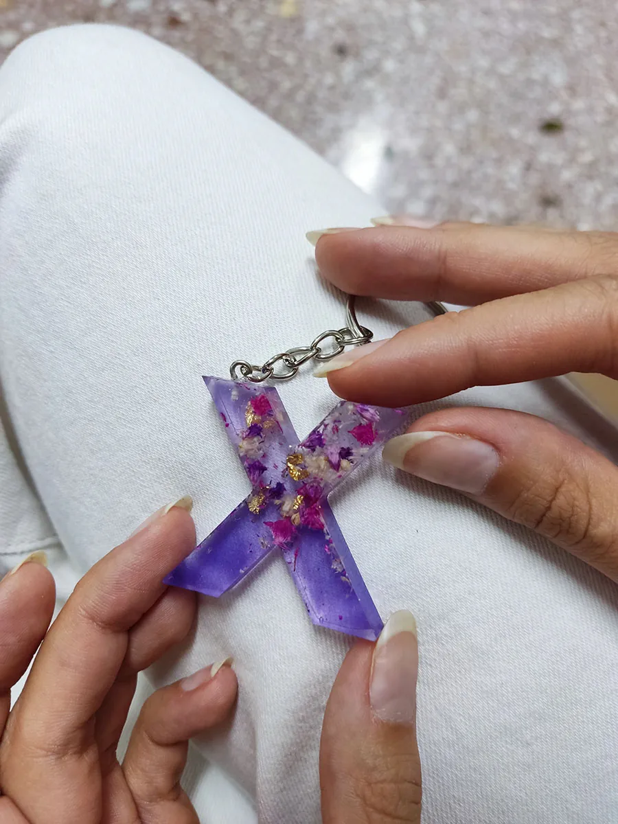 Μπρελόκ σε μοβ χρώμα με άνθη ροζ & μοβ γυψοφίλης