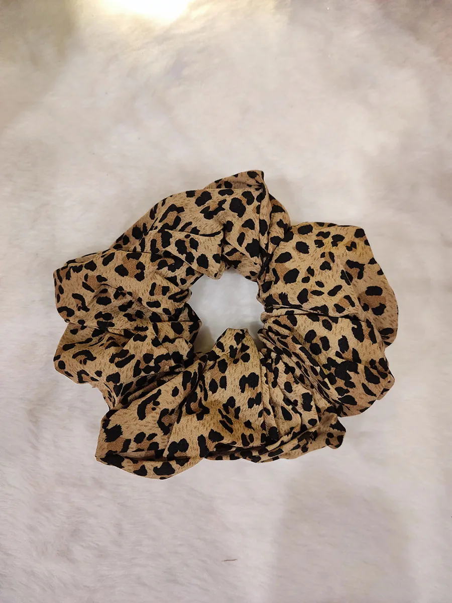 Scrunchie Λάστιχο μαλλιών σατέν καφέ με σχέδιο animal print Large