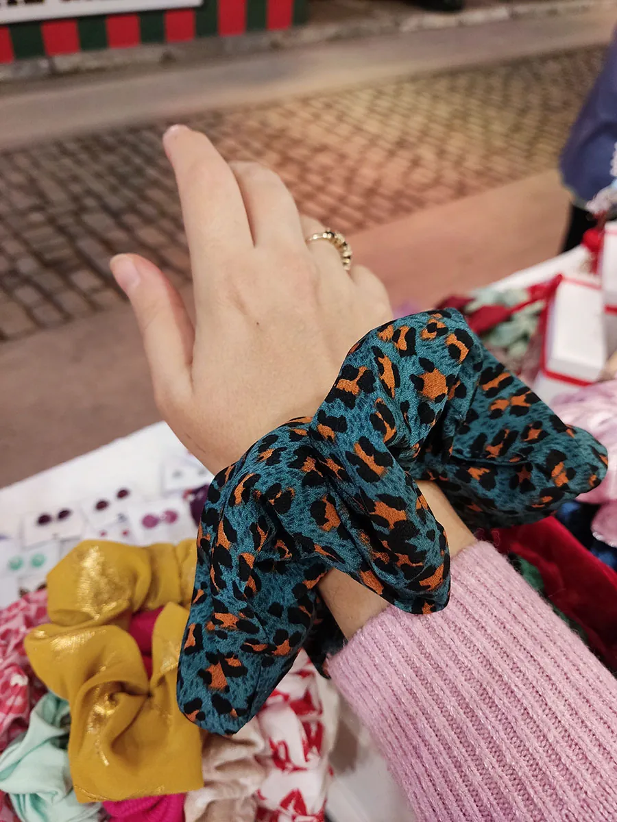 Scrunchie Λάστιχο μαλλιών σατέν πετρόλ με σχέδιο animal print Large