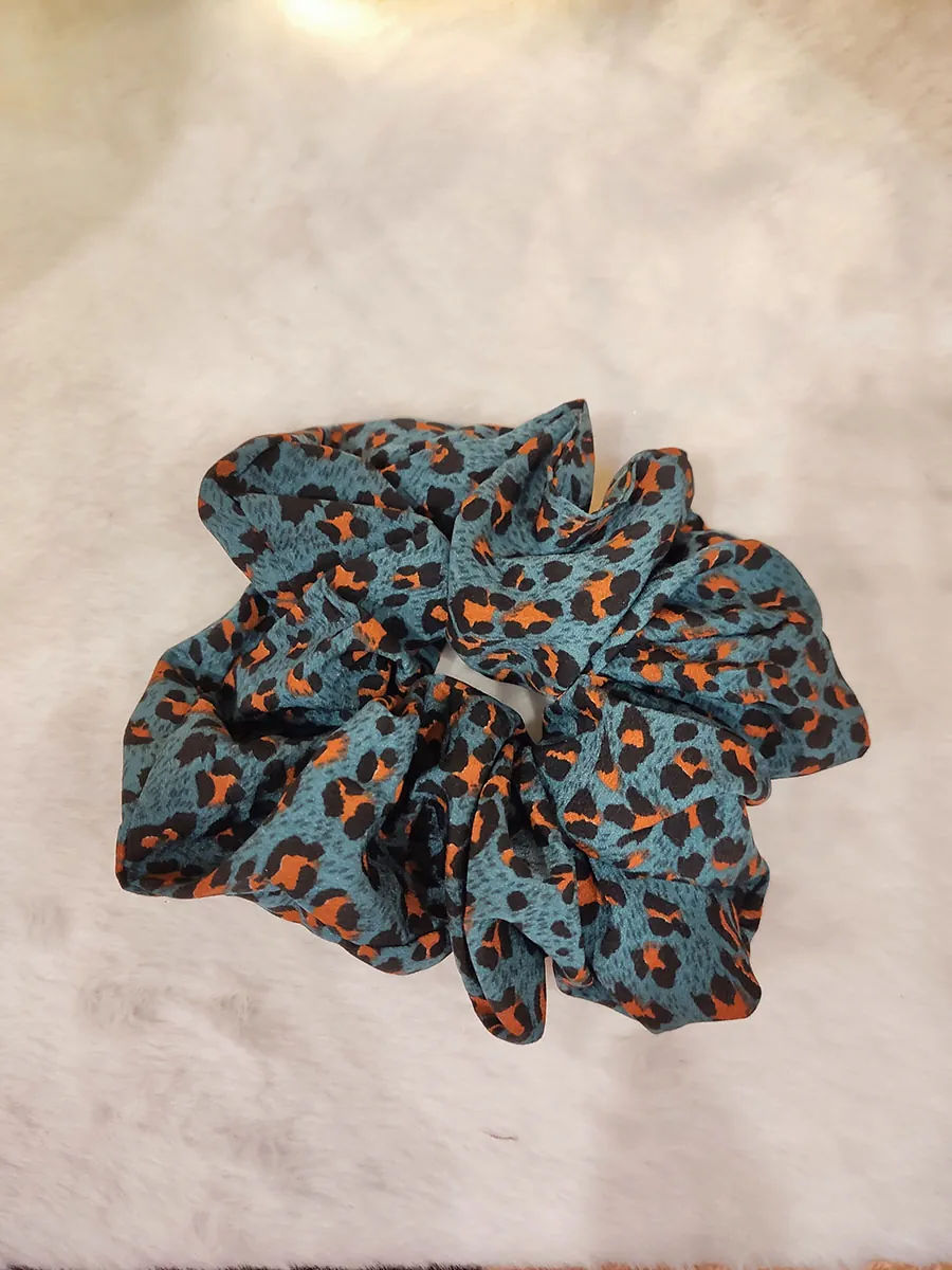 Scrunchie Λάστιχο μαλλιών σατέν πετρόλ με σχέδιο animal print Large