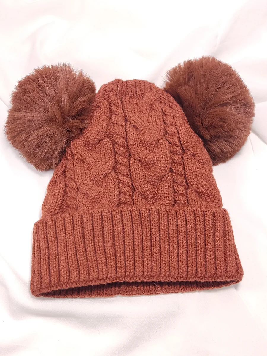 Καφέ Πλεκτό σκουφί με διπλή φούντα και εσωτερική επένδυση | CHRISARTI