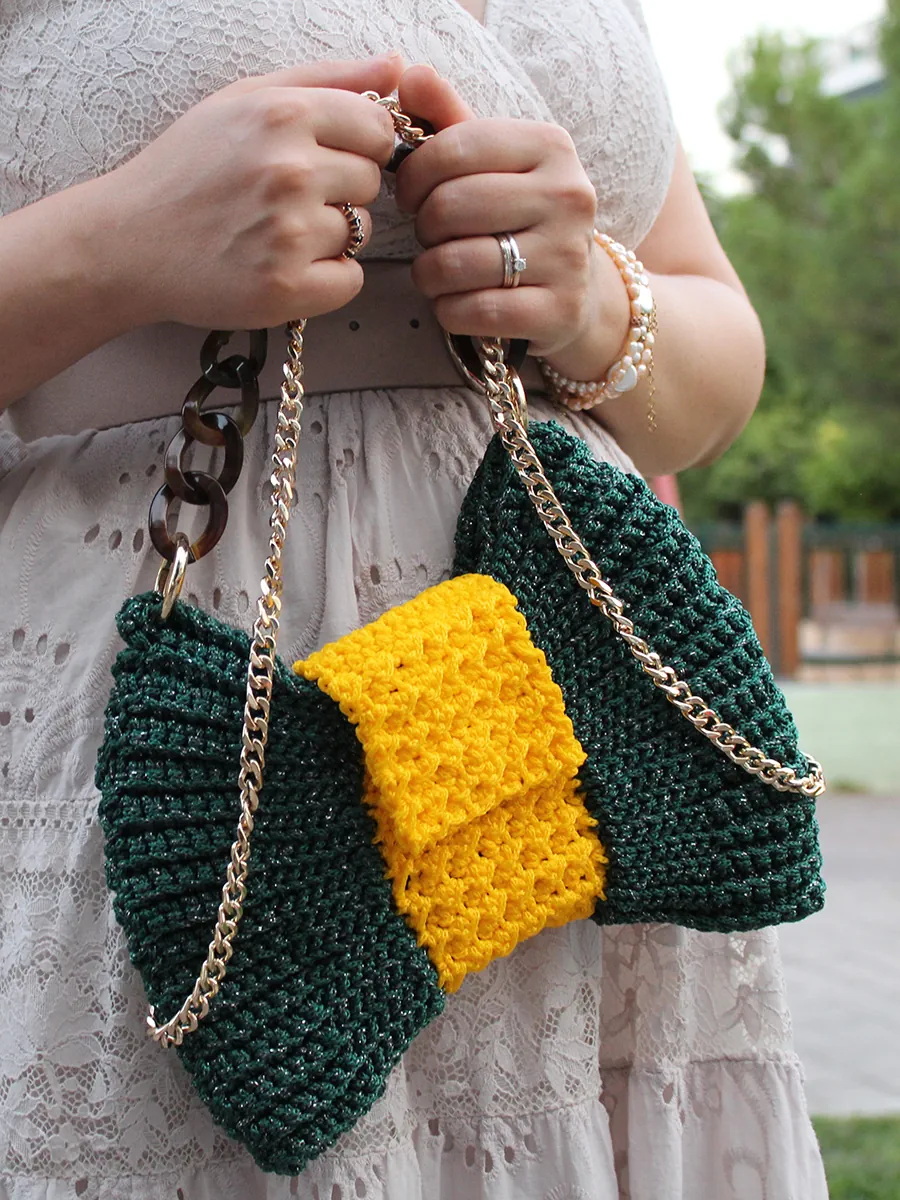 Χειροποίητο Πλεκτό Τσαντάκι σε Σχέδιο Αχιβάδα με Χρυσή Αλυσίδα και Διακοσμητικό Στοιχείο Πέρλας