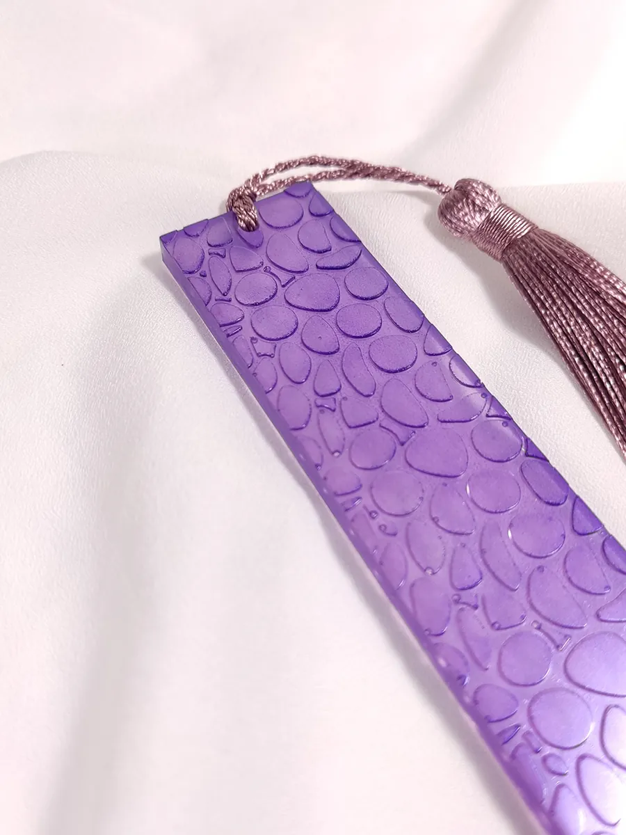 Σελιδοδείκτης μοβ με ανάγλυφη επιφάνεια