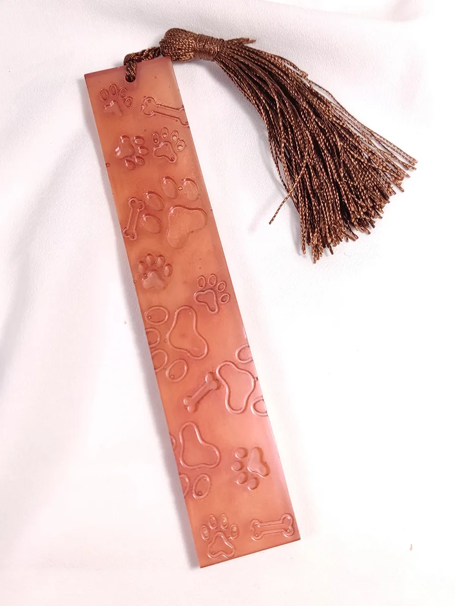 Σελιδοδείκτης καφέ με ανάγλυφες πατούσες σκύλου