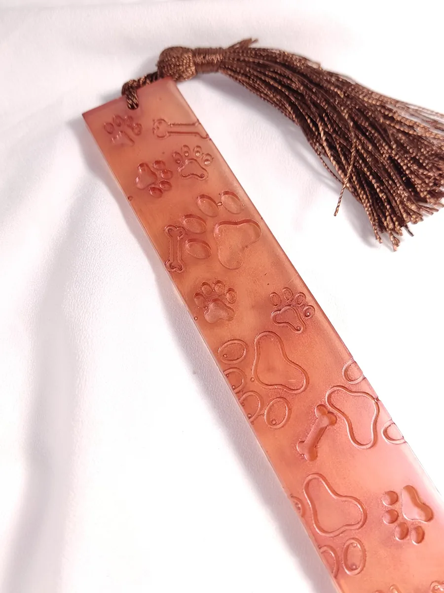 Σελιδοδείκτης καφέ με ανάγλυφες πατούσες σκύλου