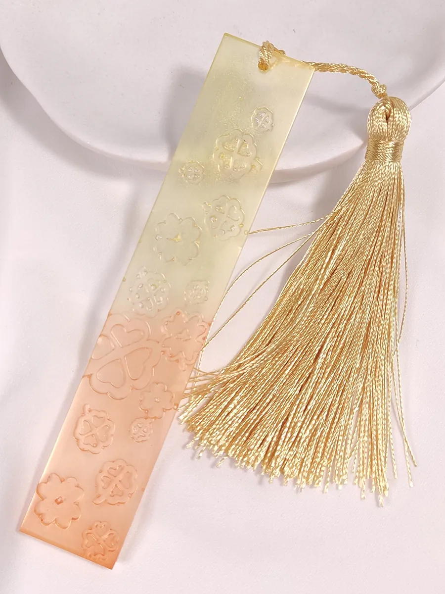 BOOKMARK-0013 (2) Σελιδοδείκτης δίχρωμος με ανάγλυφα τετράφυλλα τριφύλλια