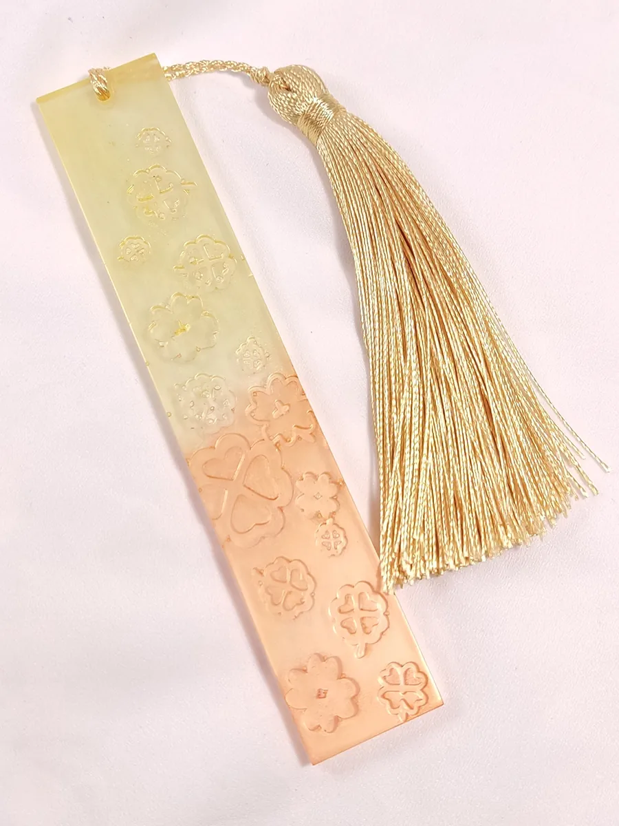 BOOKMARK-0013 (3) Σελιδοδείκτης δίχρωμος με ανάγλυφα τετράφυλλα τριφύλλια