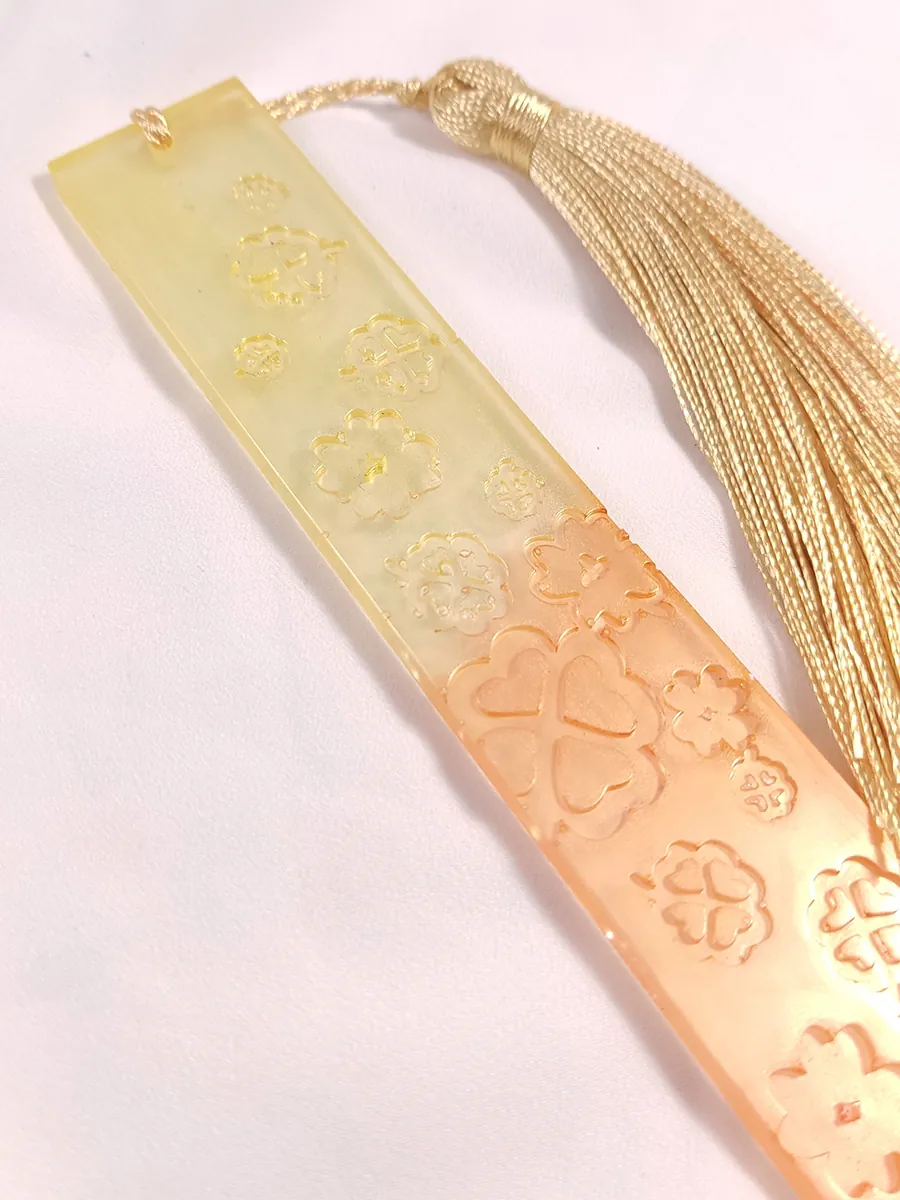 BOOKMARK-0013 (4) Σελιδοδείκτης δίχρωμος με ανάγλυφα τετράφυλλα τριφύλλια